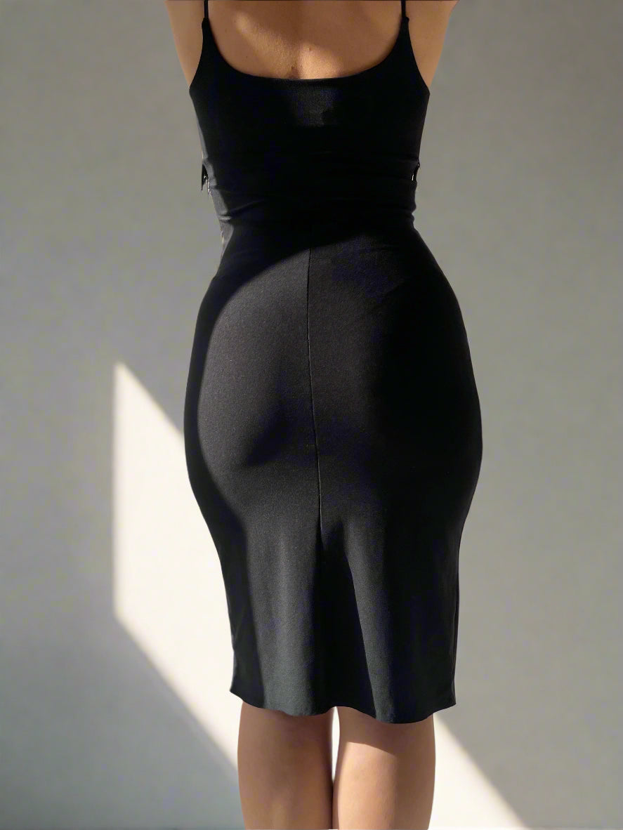 черна рокля до коляното на New Moon