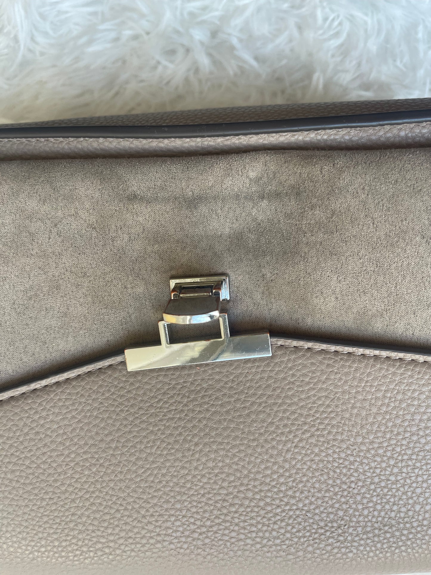 кафява чанта клъч