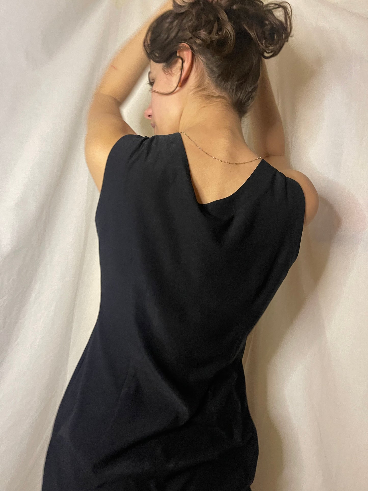 перфектната малка черна рокля в стил 90-те