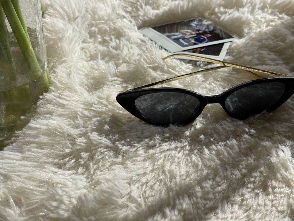 90s cat-eye black sunglasses