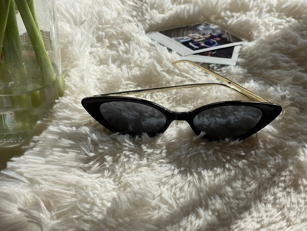90s cat-eye black sunglasses